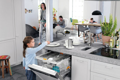 Große Moderne Küche in Sonstige
