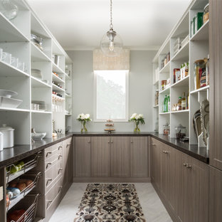 Réalisation d'une arrière-cuisine tradition en U avec un placard à porte shaker, des portes de placard en bois sombre et aucun îlot.