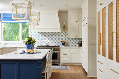 Example of a large classic u-shaped medium tone wood floor and brown floor eat-in kitchen design in Minneapolis with a double-bowl sink, shaker cabinets, white cabinets, quartz countertops, multicolored backsplash, marble backsplash, paneled appliances, an island and white countertops