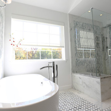 Muntzer Residence Bright Master Bathroom