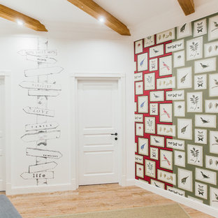 Kleines, Offenes Mediterranes Wohnzimmer mit Laminat, beigem Boden und weißer Wandfarbe in Sonstige