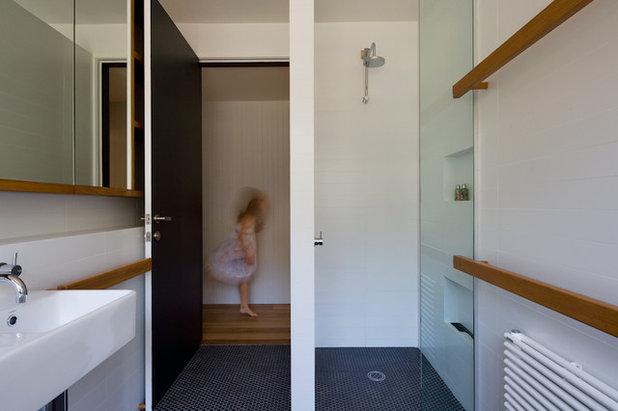 Современный Ванная комната by Matt  Elkan Architect