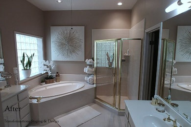 Foto de cuarto de baño principal tradicional con puertas de armario blancas y paredes beige