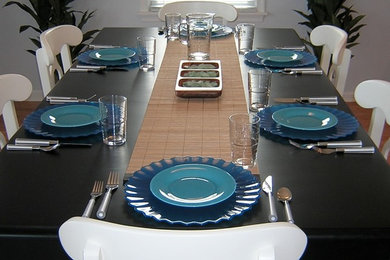 Foto de comedor costero de tamaño medio abierto sin chimenea con paredes azules y suelo de madera en tonos medios