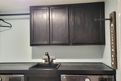 Example of a laundry room design in Tampa