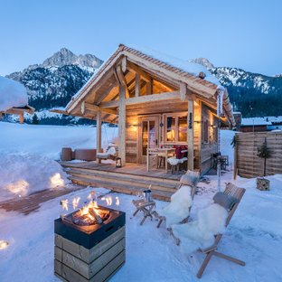 Inredning av ett rustikt litet beige trähus, med allt i ett plan och sadeltak