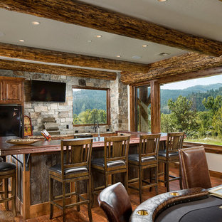 他の地域の大きいラスティックスタイルのおしゃれな着席型バー (アンダーカウンターシンク、レイズドパネル扉のキャビネット、濃色木目調キャビネット、銅製カウンター、グレーのキッチンパネル、石タイルのキッチンパネル、濃色無垢フローリング) の写真