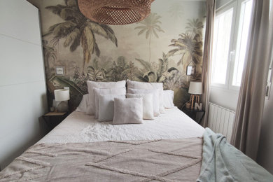 Foto de dormitorio principal y beige y blanco mediterráneo de tamaño medio con paredes grises, suelo de madera clara, suelo beige y papel pintado