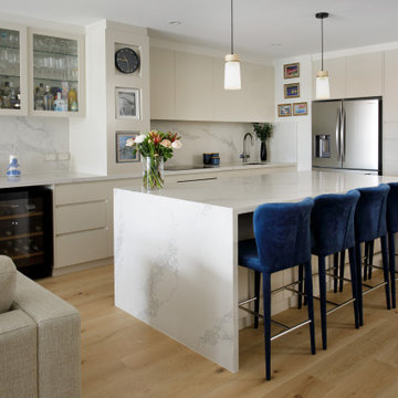 Kitchen and Breakfast Bar