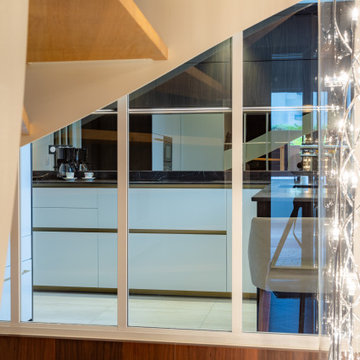Création d'une cuisine chic dans une maison contemporaine aux finitions soignées