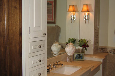 Example of a classic bathroom design in Chicago