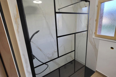 Idée de décoration pour une salle de bain urbaine.