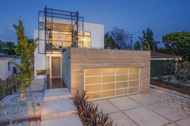 Inspiration for a modern exterior home remodel in Los Angeles