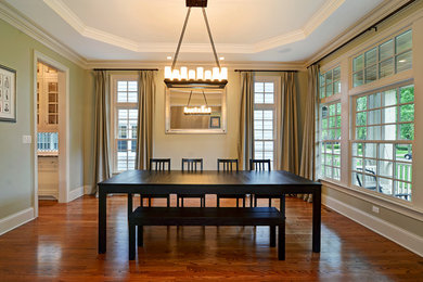 Example of a classic dining room design in Chicago