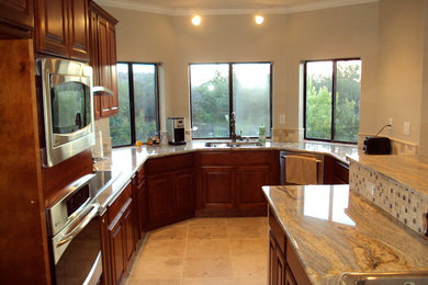 Kitchen - traditional kitchen idea in Sacramento
