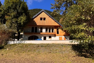 Inspiration pour une façade de maison chalet.