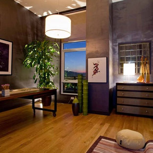 Idéer för ett mellanstort modernt arbetsrum, med lila väggar, mellanmörkt trägolv och ett fristående skrivbord