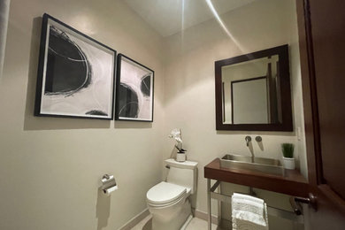 Cette image montre un WC et toilettes bohème.
