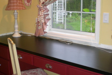 Example of a classic laundry room design in Portland