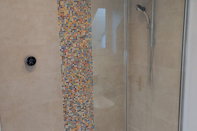 Foto de cuarto de baño principal, único y flotante actual grande con armarios con paneles lisos, baldosas y/o azulejos en mosaico, encimera de acrílico, ducha abierta y encimeras blancas