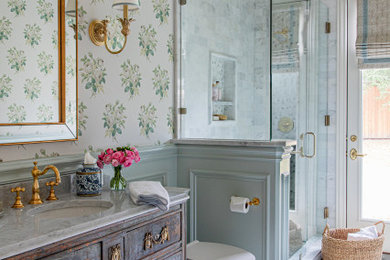 ダラスにあるシャビーシック調のおしゃれな浴室 (ヴィンテージ仕上げキャビネット、洗面台1つ、独立型洗面台、落し込みパネル扉のキャビネット) の写真