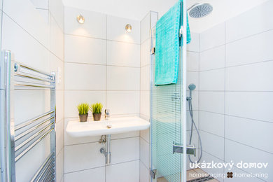 Esempio di una piccola stanza da bagno con doccia contemporanea con doccia a filo pavimento, piastrelle bianche, piastrelle in ceramica, pareti bianche, pavimento con piastrelle in ceramica e lavabo sospeso