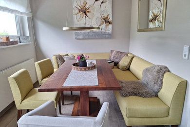 Offenes, Mittelgroßes Klassisches Esszimmer mit grauer Wandfarbe und Tapetenwänden in Frankfurt am Main