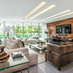 Modern inredning av ett stort allrum med öppen planlösning, med vita väggar, linoleumgolv och en väggmonterad TV