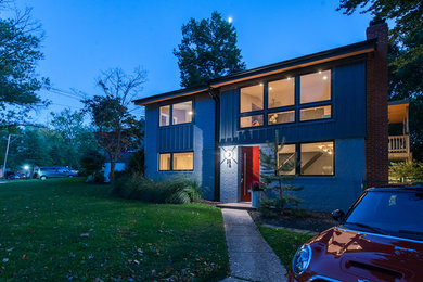 Example of a mid-century modern home design design in DC Metro
