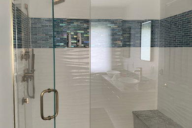 Ejemplo de cuarto de baño principal y doble ecléctico de tamaño medio con ducha doble, baldosas y/o azulejos multicolor y ducha con puerta con bisagras