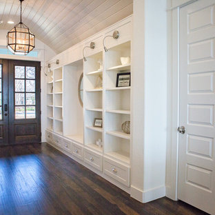 Modelo de distribuidor marinero, grande, con paredes blancas, suelo de madera oscura, puerta doble, puerta de madera oscura y suelo marrón