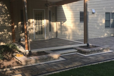 Inspiration for a contemporary patio remodel in Chicago