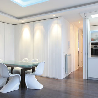 ナポリの中サイズのモダンスタイルのLDKの画像 (白い壁、暖炉なし)