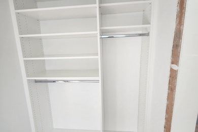 Foto de armario moderno pequeño con suelo de madera clara