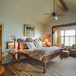 Idee per una camera degli ospiti stile rurale di medie dimensioni con pareti bianche e parquet scuro