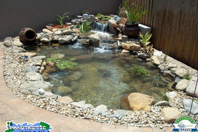 Inspiration for a courtyard garden in Orlando with a water feature.