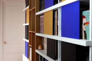 Idées déco pour un placard dressing moderne en bois clair de taille moyenne et neutre avec parquet clair et un sol beige.