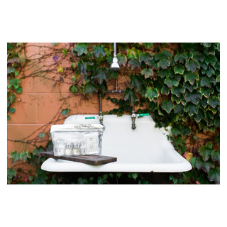 Modern Innkeeper Modern Innkeeper 1st Generation Amenities Kit - Modern - Bathroom - Los ...