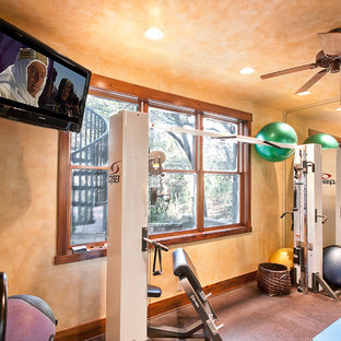オースティンのサンタフェスタイルのおしゃれなホームジムの写真