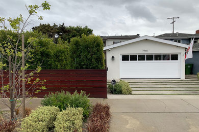 Inspiration for a coastal landscaping in Los Angeles.