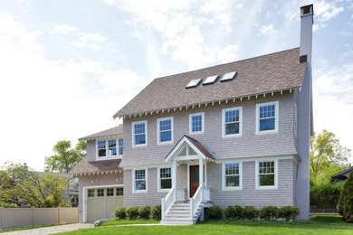 Diseño de fachada de casa gris y marrón de estilo americano grande de dos plantas con revestimiento de madera, tejado a dos aguas, tejado de teja de madera y teja