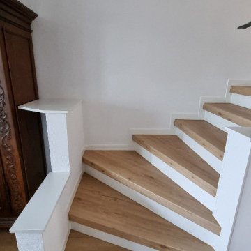 Verkleidung einer gefliesten Betontreppe