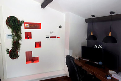 Diseño de despacho rústico pequeño con paredes grises y escritorio empotrado