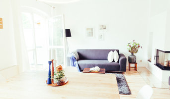 Helles Wohnzimmer mit Kamin in Berlin