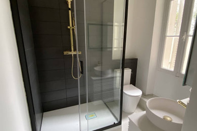 Ejemplo de cuarto de baño contemporáneo con suelo de mármol