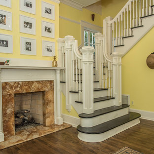 Idéer för eklektiska foajéer, med gula väggar, mellanmörkt trägolv, en enkeldörr och en vit dörr