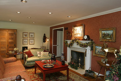 Example of a classic family room design in Los Angeles