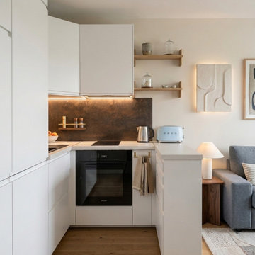 Cuisine minimaliste chaleureuse dans un studio rénové