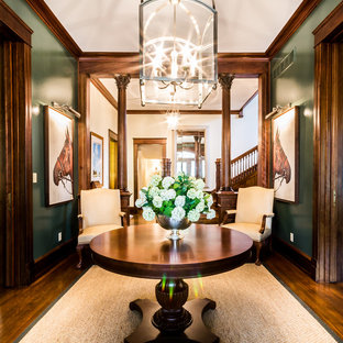 Idéer för en stor klassisk hall, med gröna väggar och mellanmörkt trägolv