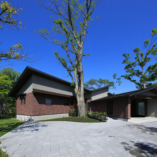 他の地域のモダンスタイルのおしゃれな家の外観 (レンガサイディング、茶色い外壁) の写真